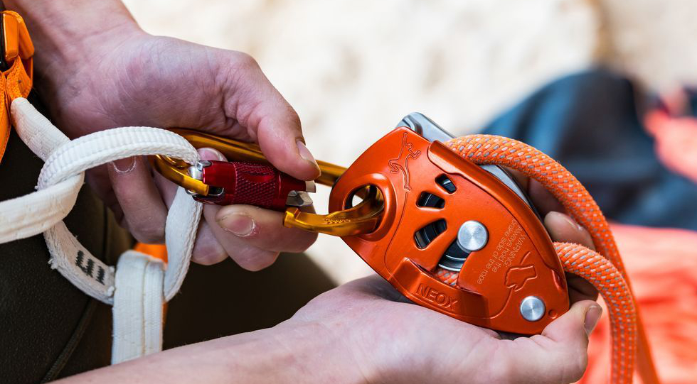 Rodinka jistítek Petzl s asistovaným brzděním